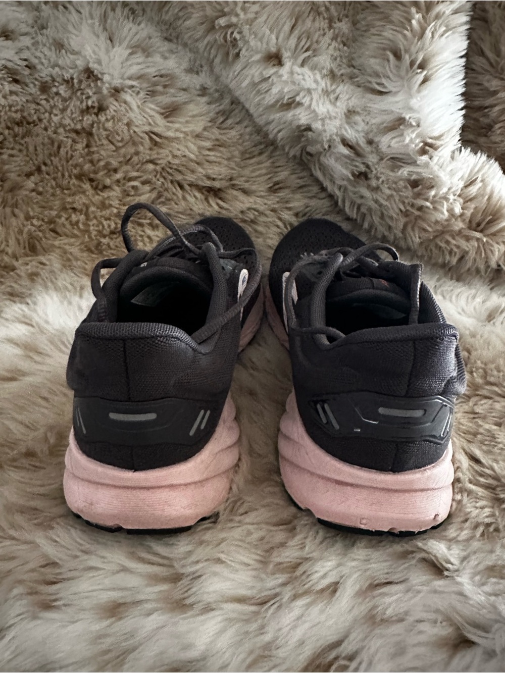 Brooks Anthem 6 Women’s Black Running Shoes with Light Pink Trim - Picture 3 of 7